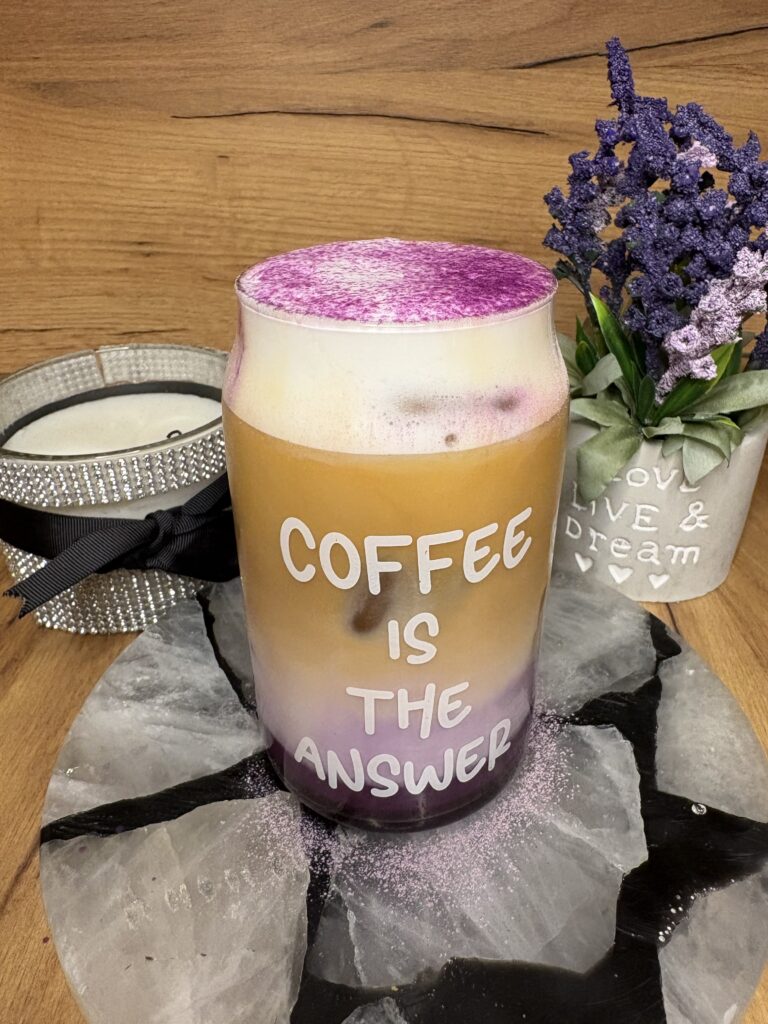 Lavanda ube ledeni latte