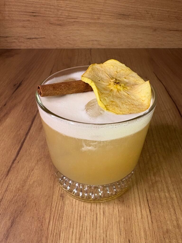Whiskey Sour sa jabukom i cimetom