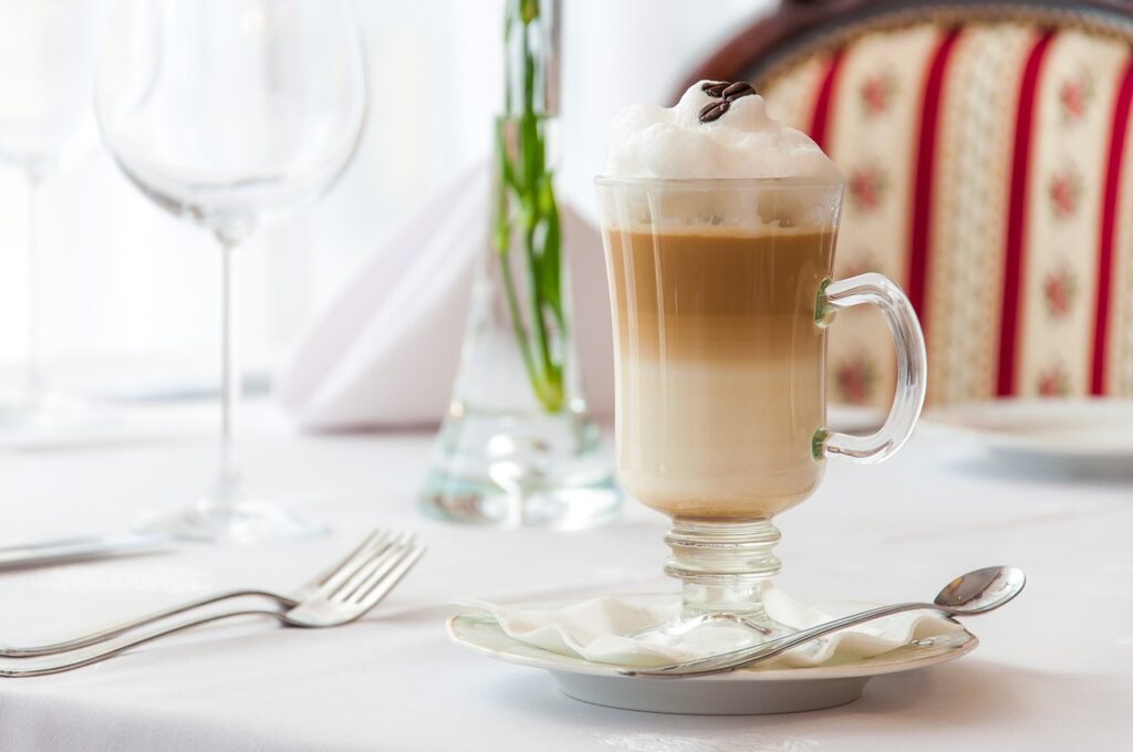 Latte Macchiato sa šlagom