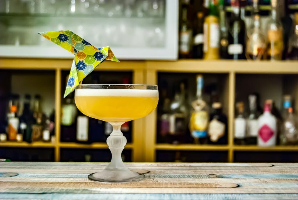 Whiskey sour u čaši na stopicu  