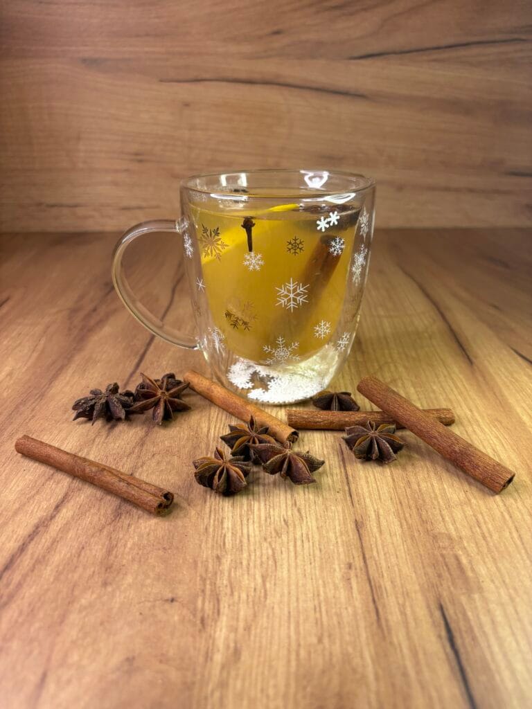 Napravite Medni Sirup Kod Kuće za Samo 5 Minuta 6 Hot Toddy sa limunom, cimetom i krinčićem