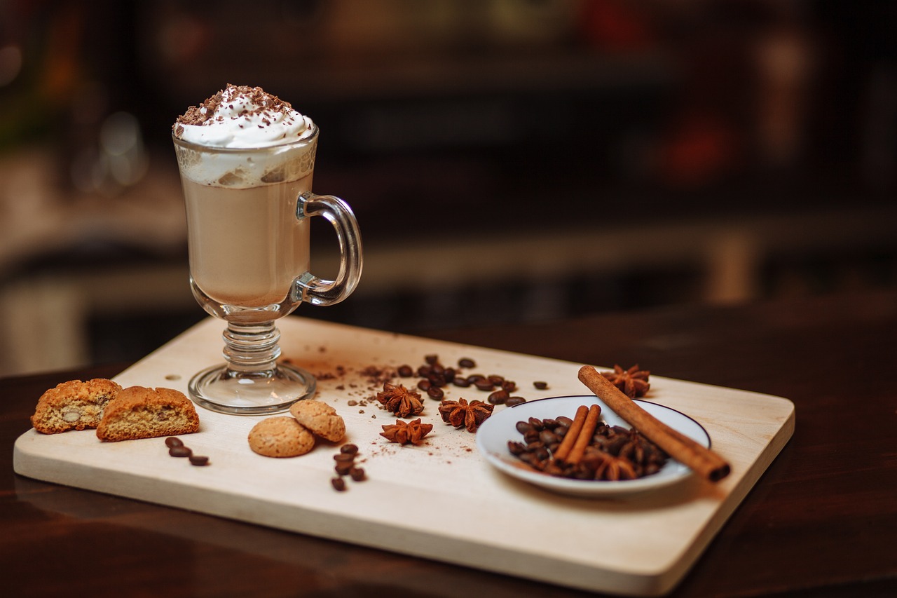 Mocha kafa na daščici sa cimetom i keksićima
