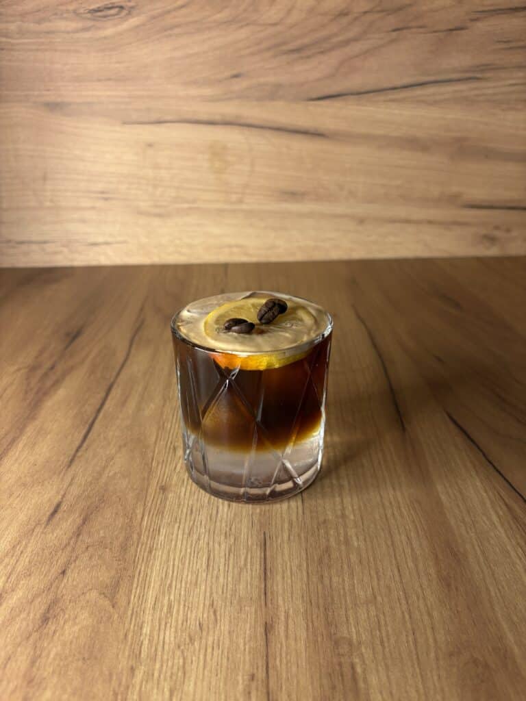 Espresso Tonic u 4 Koraka Sve Što Treba da Znate o Osvježavajućem Napitku 2 Espresso Tonic Recept sa Uputstvom