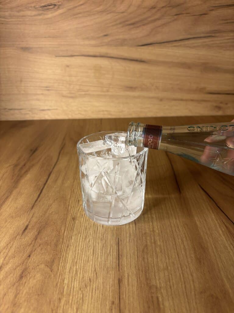 Espresso Tonic u 4 Koraka Sve Što Treba da Znate o Osvježavajućem Napitku 3 Prvi korak je sipati tonik u casu prethodno napunjenu ledom