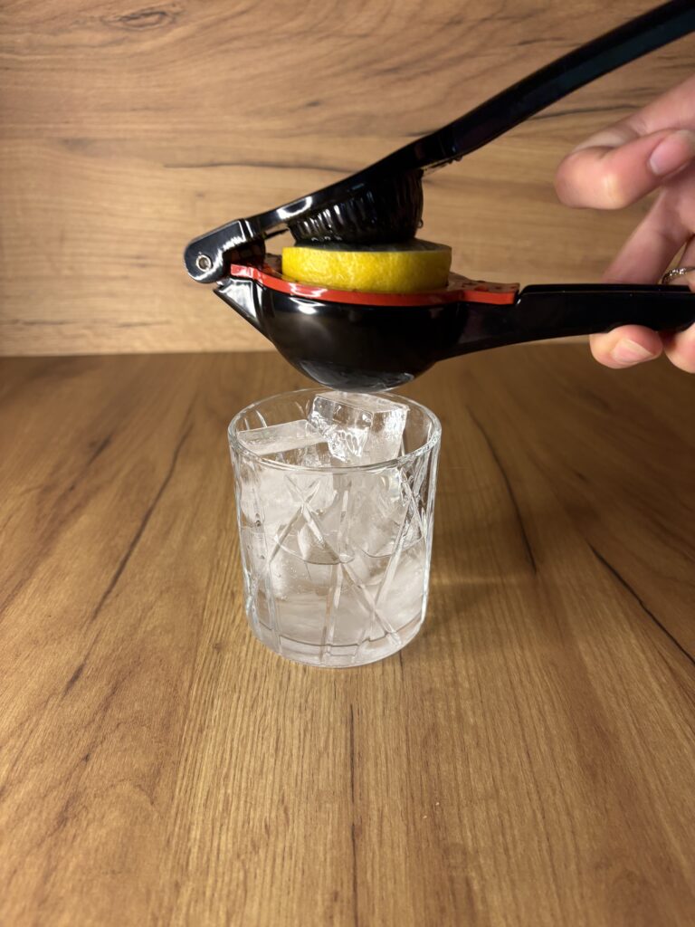 Espresso Tonic u 4 Koraka Sve Što Treba da Znate o Osvježavajućem Napitku 5 Dodati sveze iscedjen limunov sok