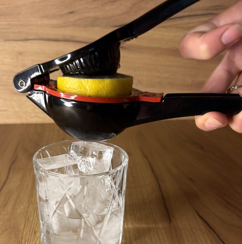 Dodati sveze iscedjen limunov sok