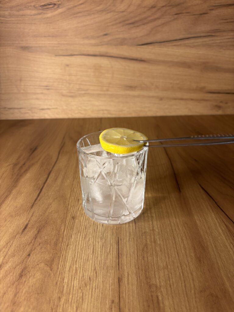 Espresso Tonic u 4 Koraka Sve Što Treba da Znate o Osvježavajućem Napitku 6 Dodati krisku limuna u casu