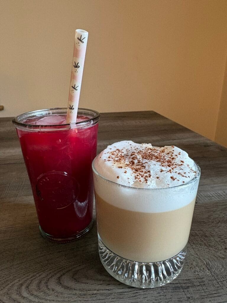 11 Bezalkoholnih Koktela Koje Morate Probati 8 Ruby Roots moktel i Latte sa cimetom