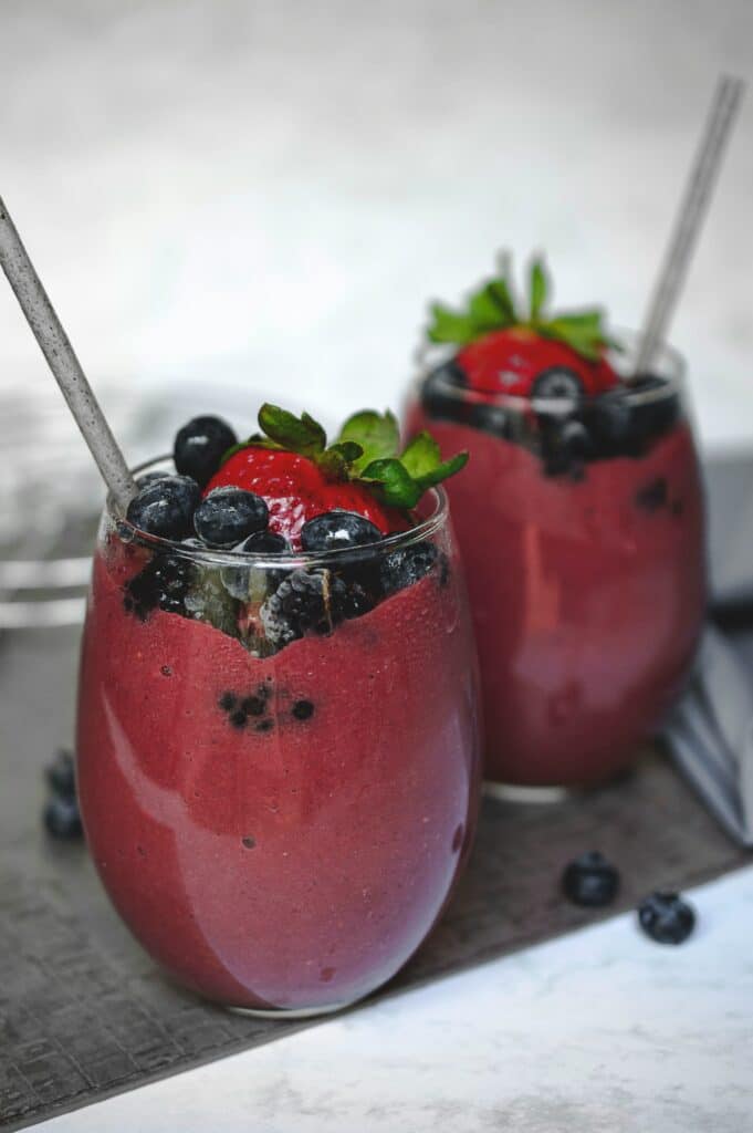 Domaci sirup od jagode koriscen u smoothiju