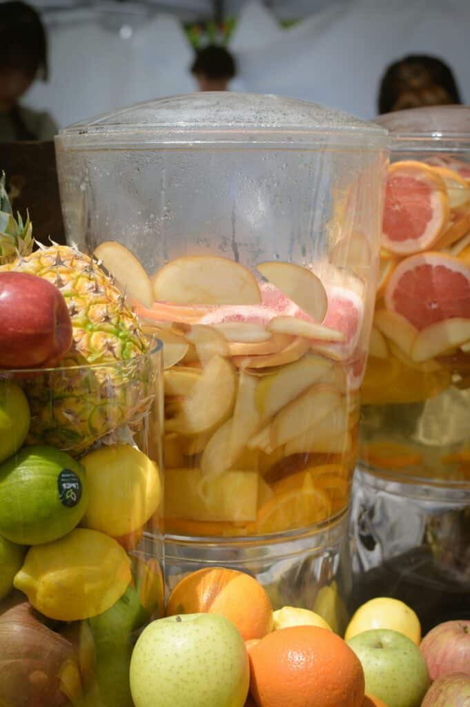 Infuzija alkohola sa vocem i zacinima
