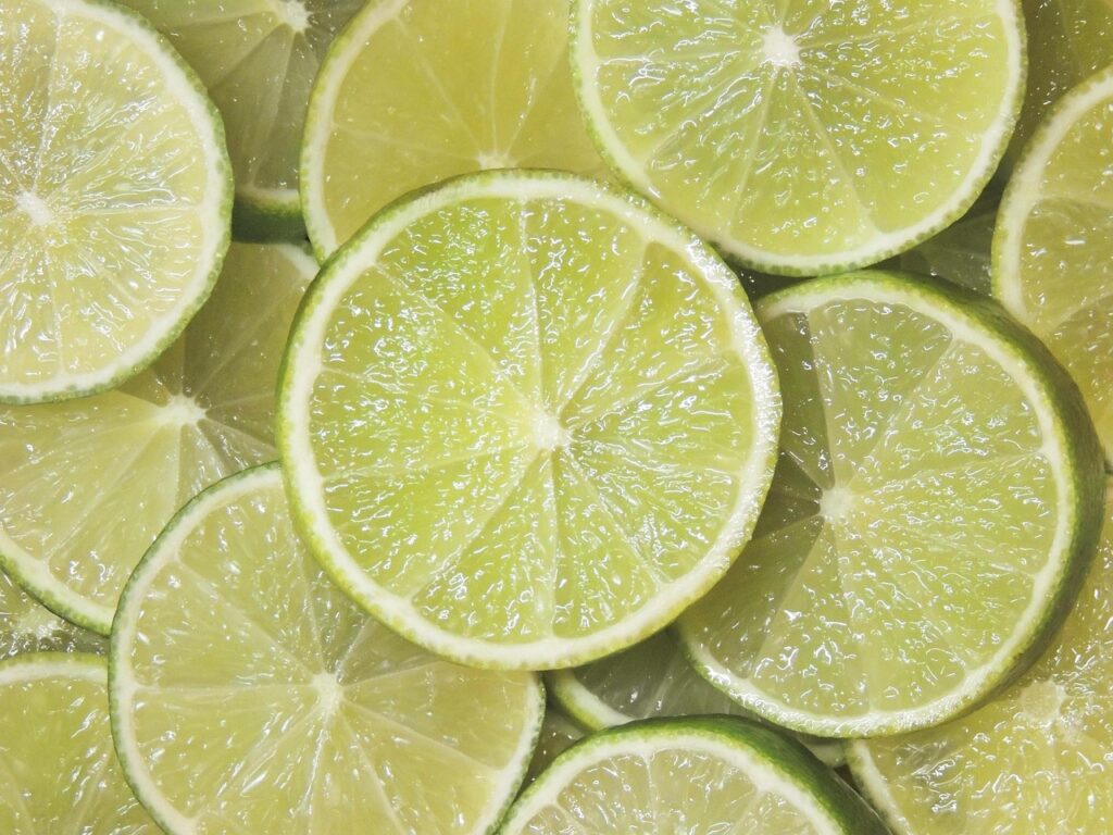 Tanko isecena limeta pripremljena za proces dehidratacije