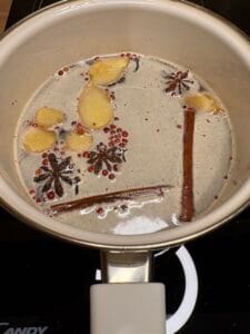 Šećerni sirup sa začinima nakon nekoliko minuta kuvanja