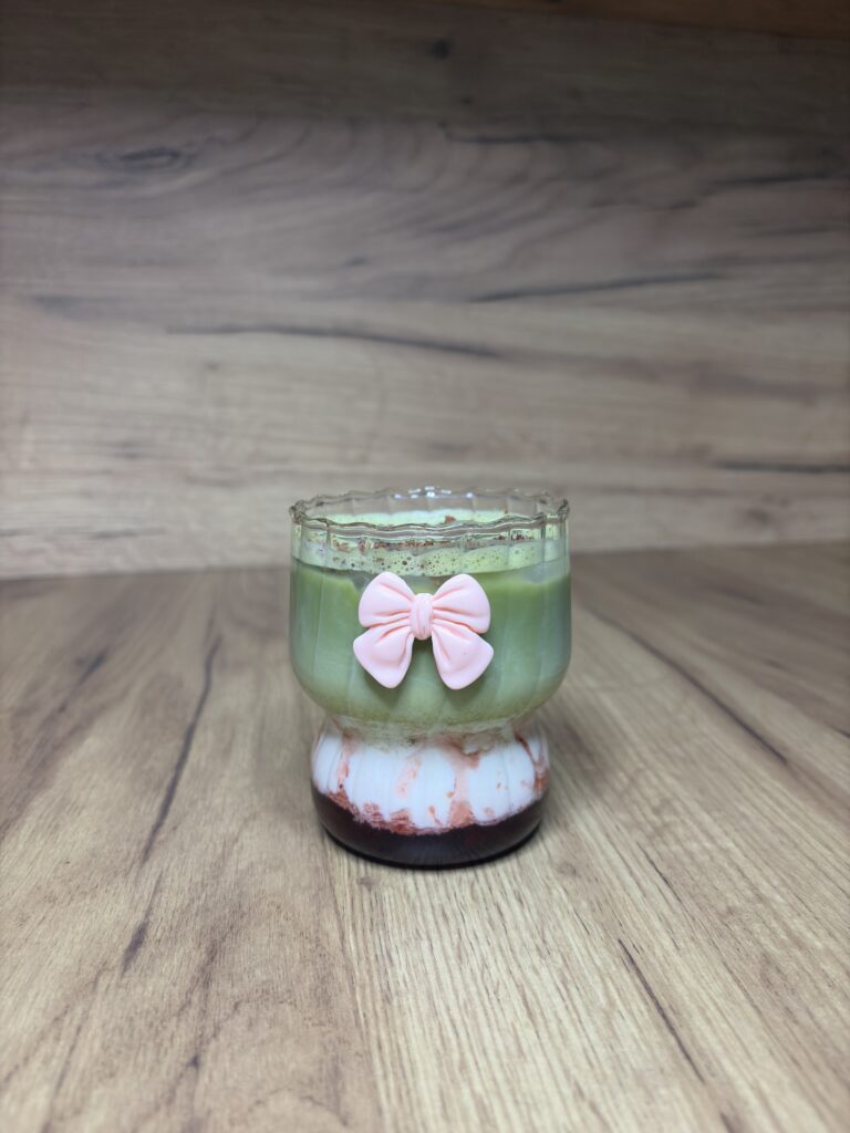 Strawberry matcha latte sa kokosovim mlekom