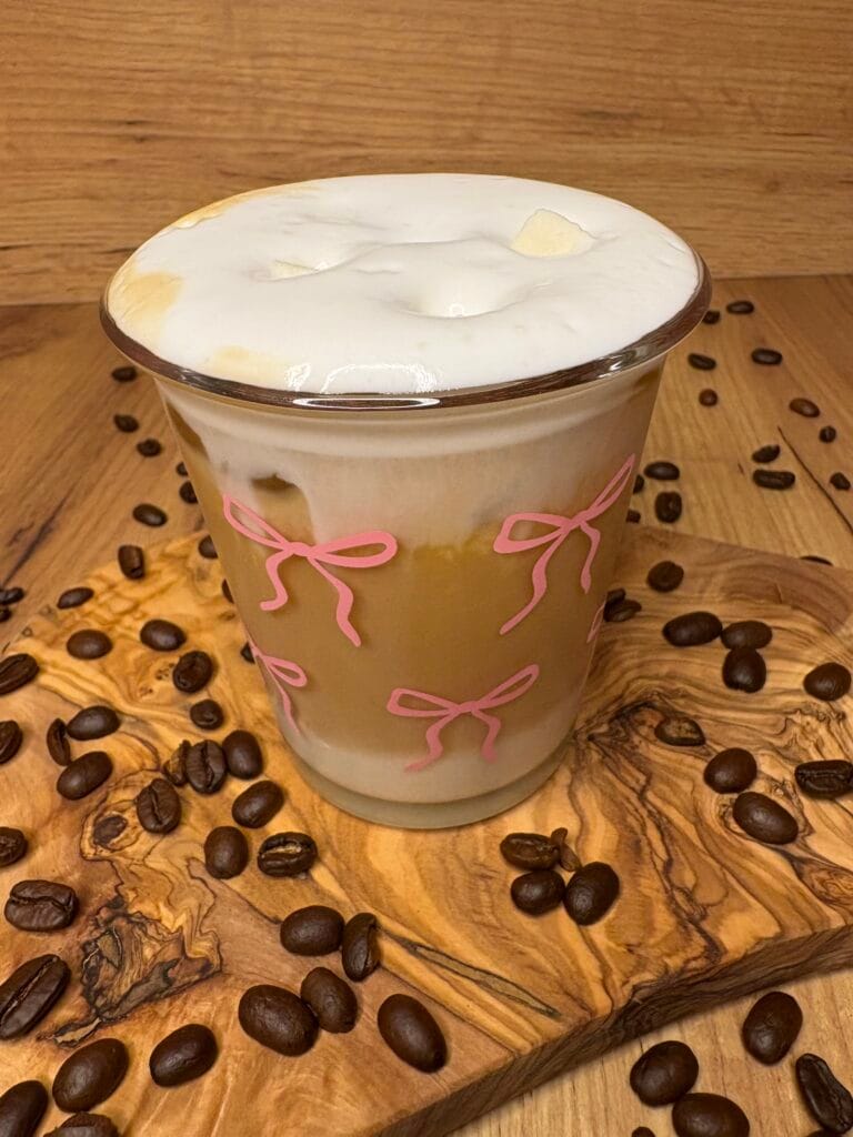 Kokos latte sa hladnom penom sa cimetom